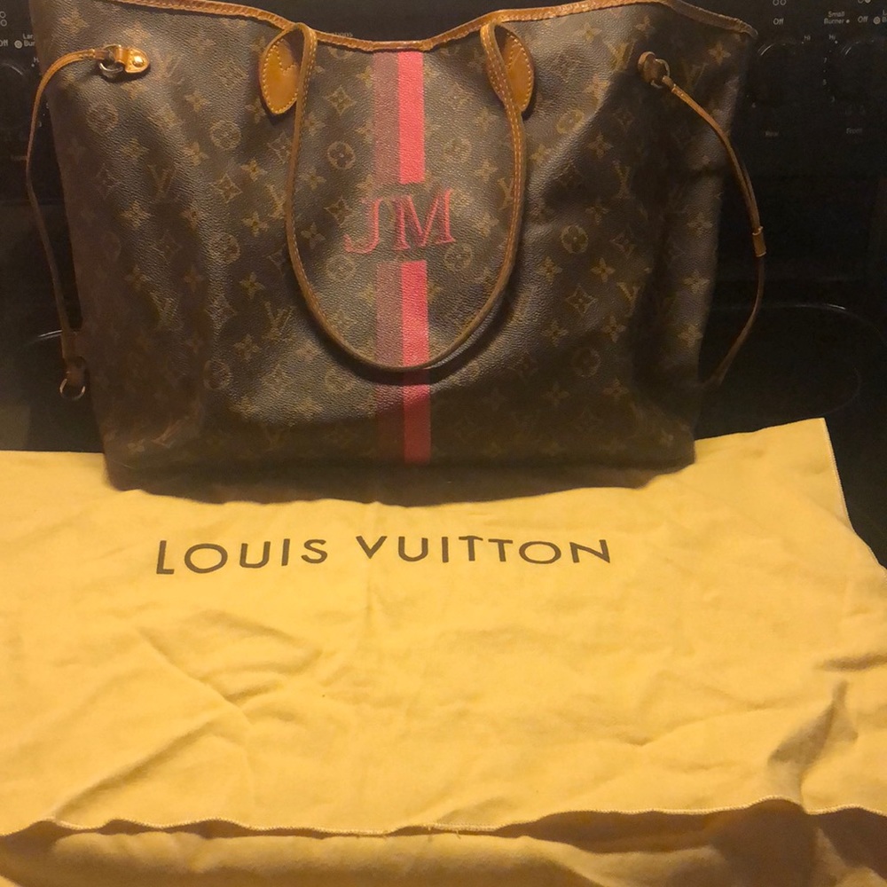 Hi I’m selling my Louis Vuitton bag . It’s in great condition it is authentic.
